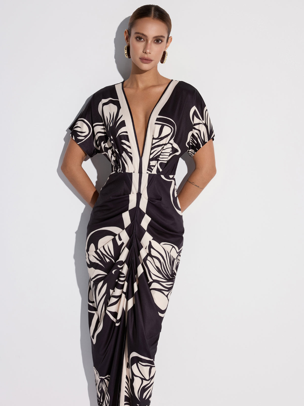 Robe mi-longue froncée à imprimé floral et col en V profond