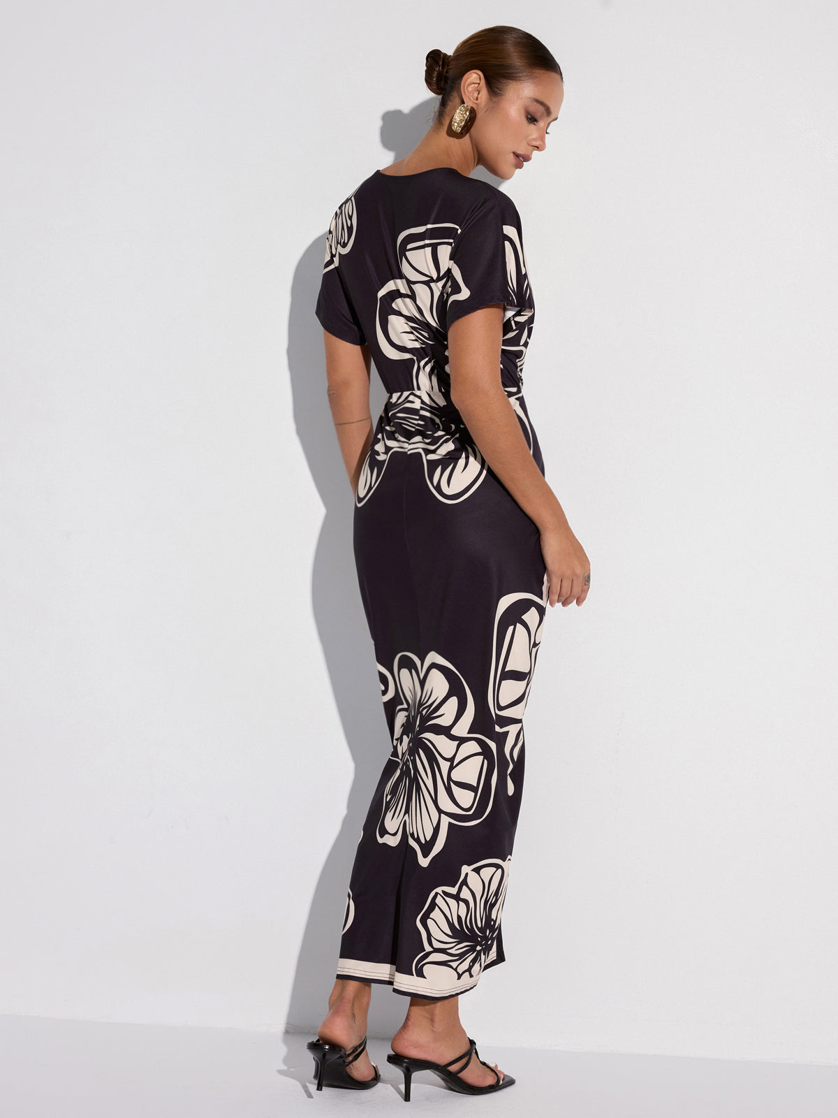 Robe mi-longue froncée à imprimé floral et col en V profond