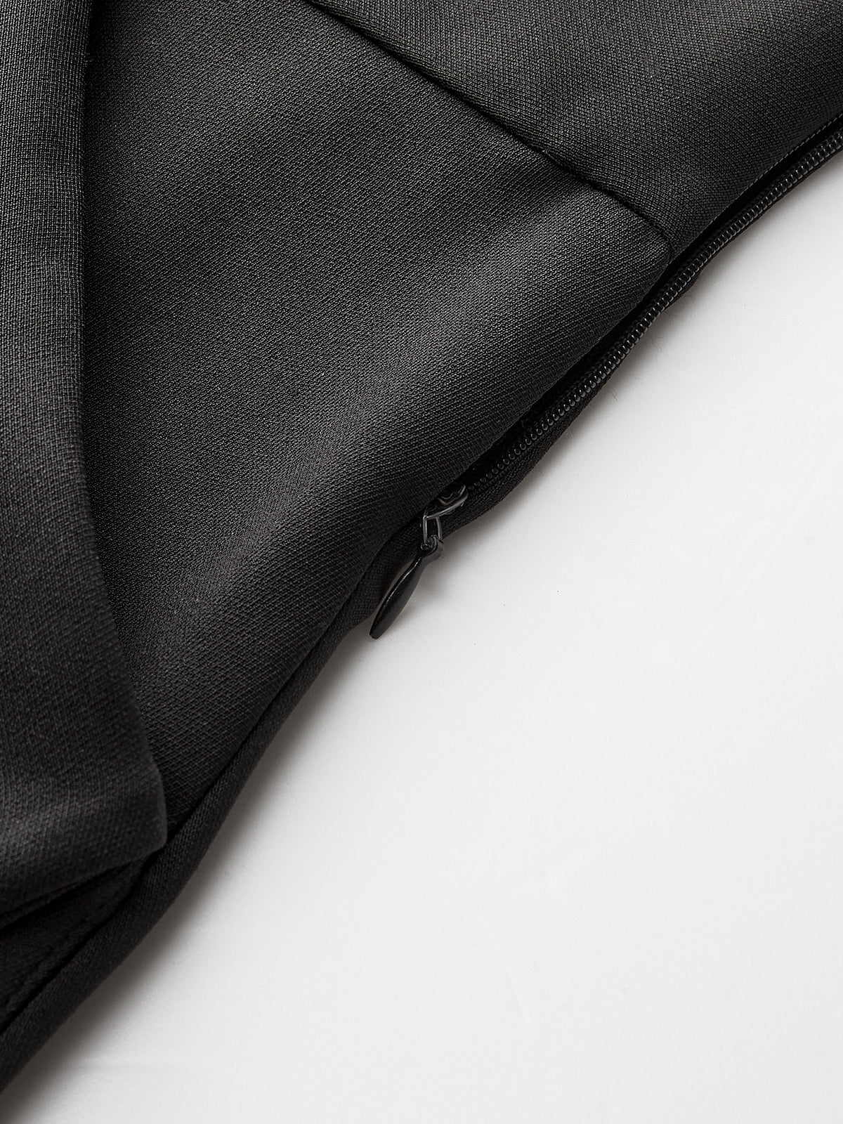 Robe longue à col contrastant et découpes