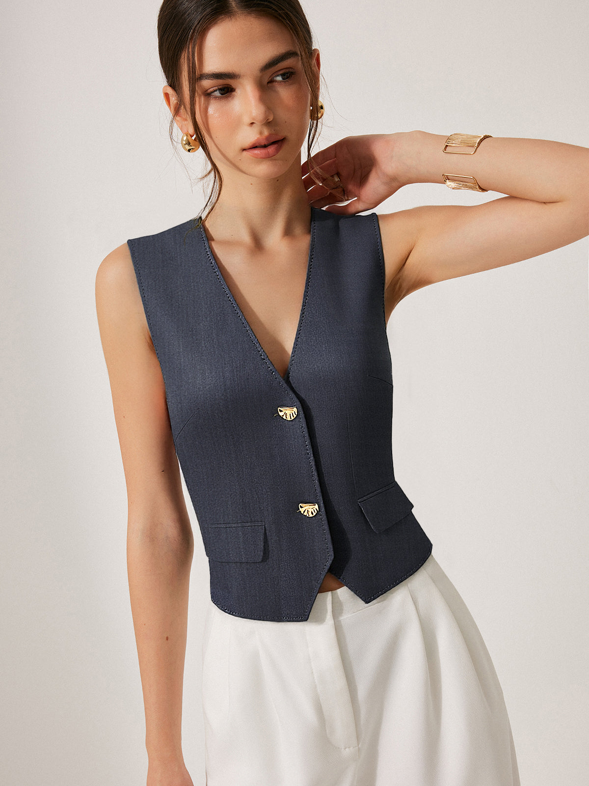 Gilet en V avec boutons métalliques
