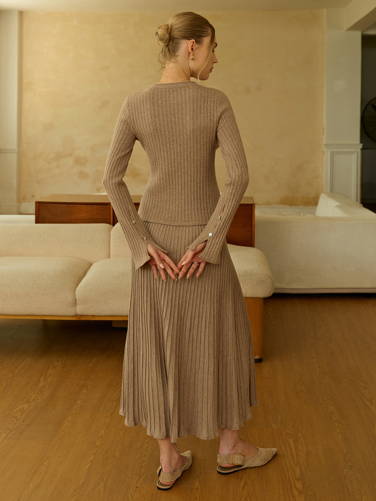 Set aus Strickjacke mit Strukturmuster und Midirock