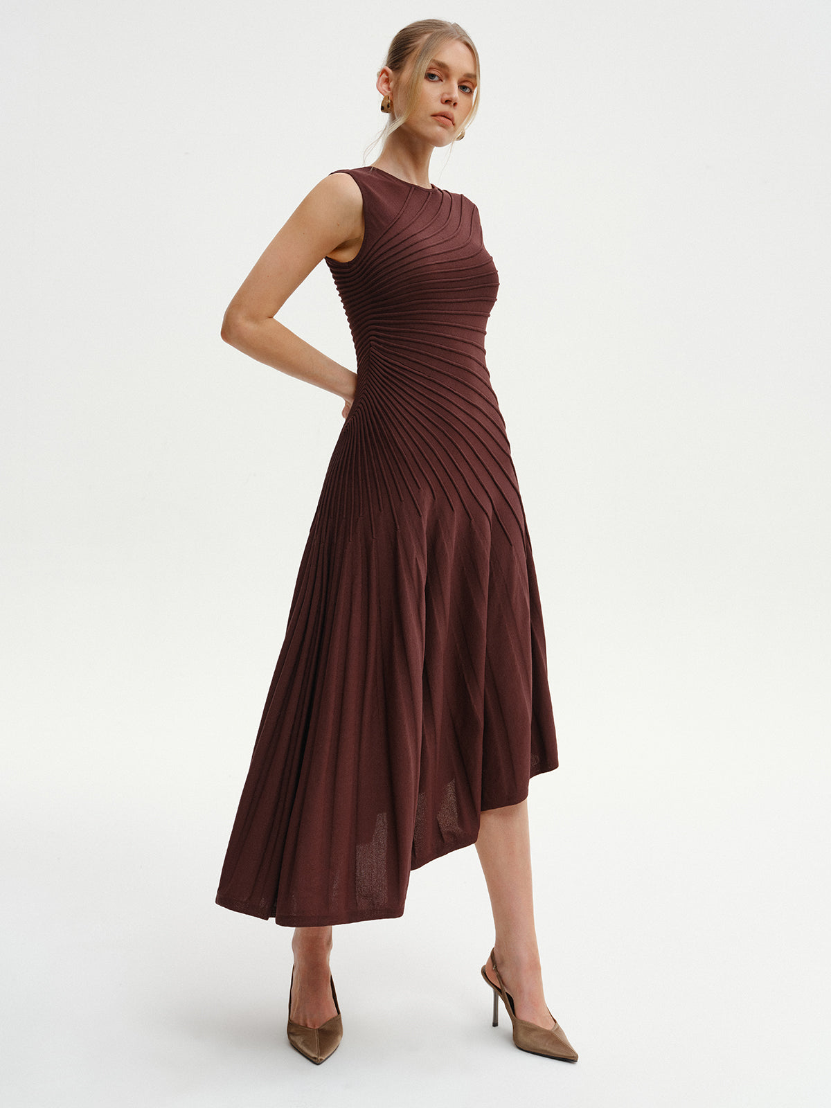 Robe-pull midi asymétrique sans manches