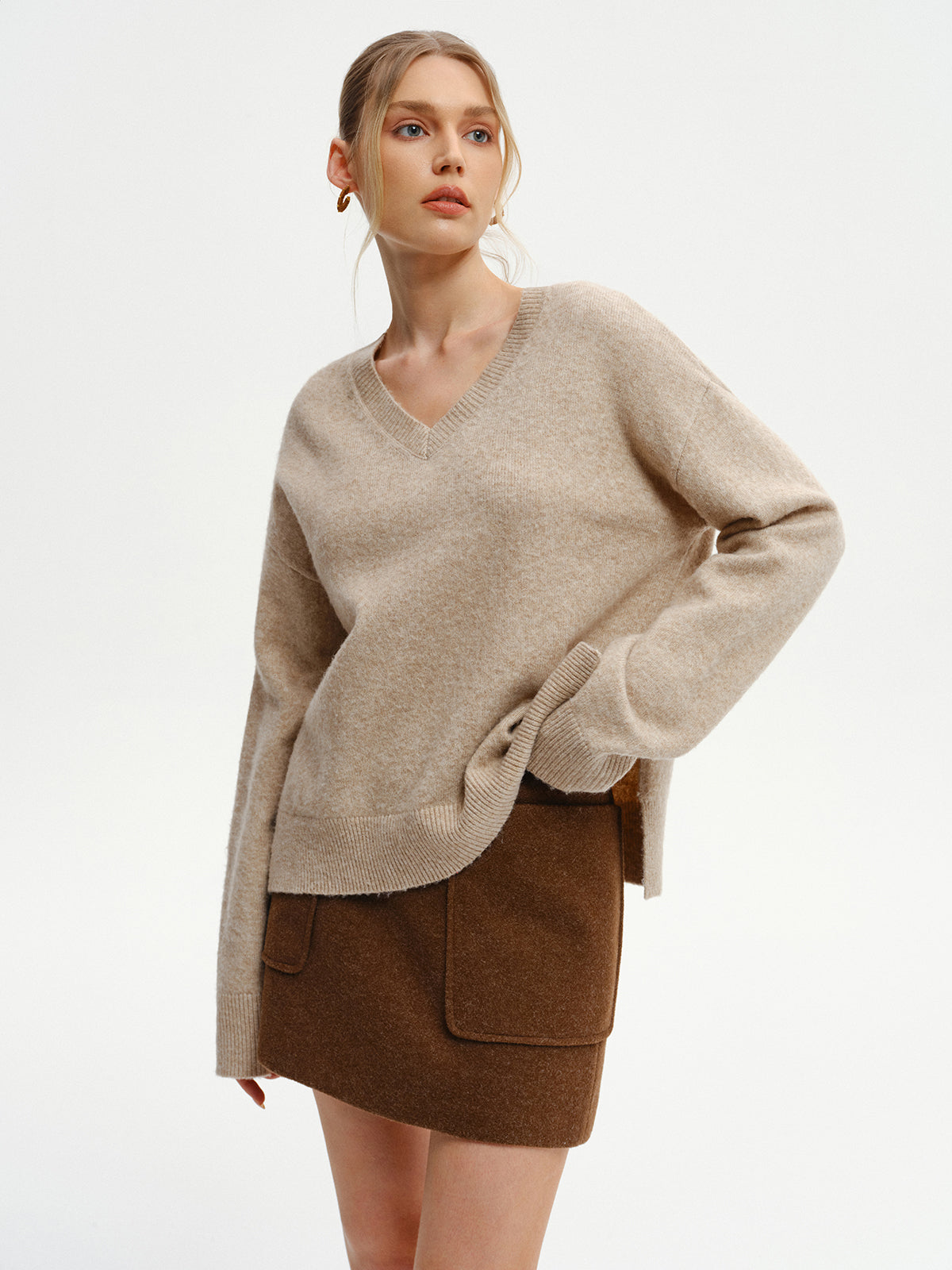 V-Ausschnitt-Pullover aus Wollmix mit seitlichem Schlitz