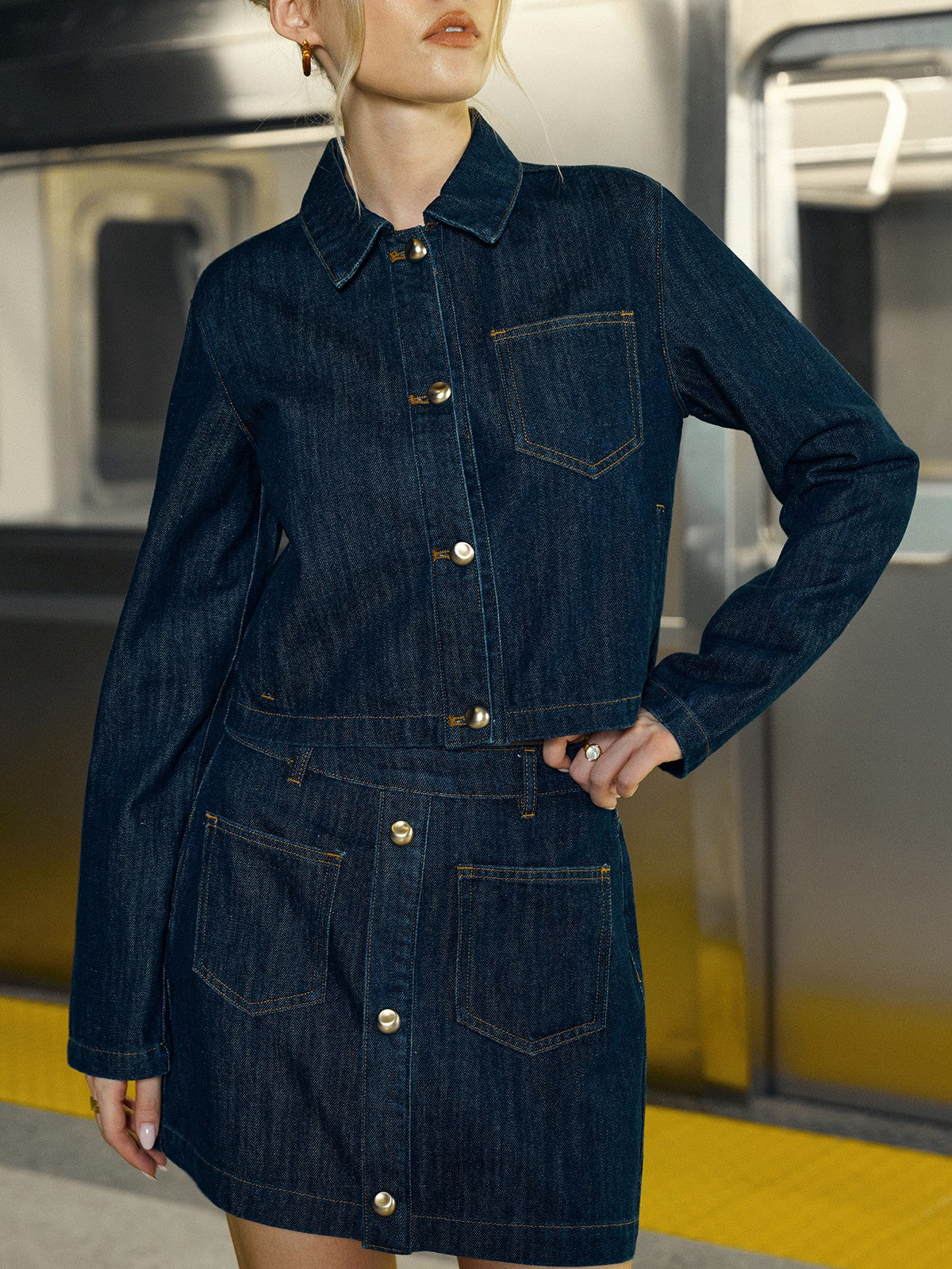 Kurze Jeansjacke mit Knopfleiste