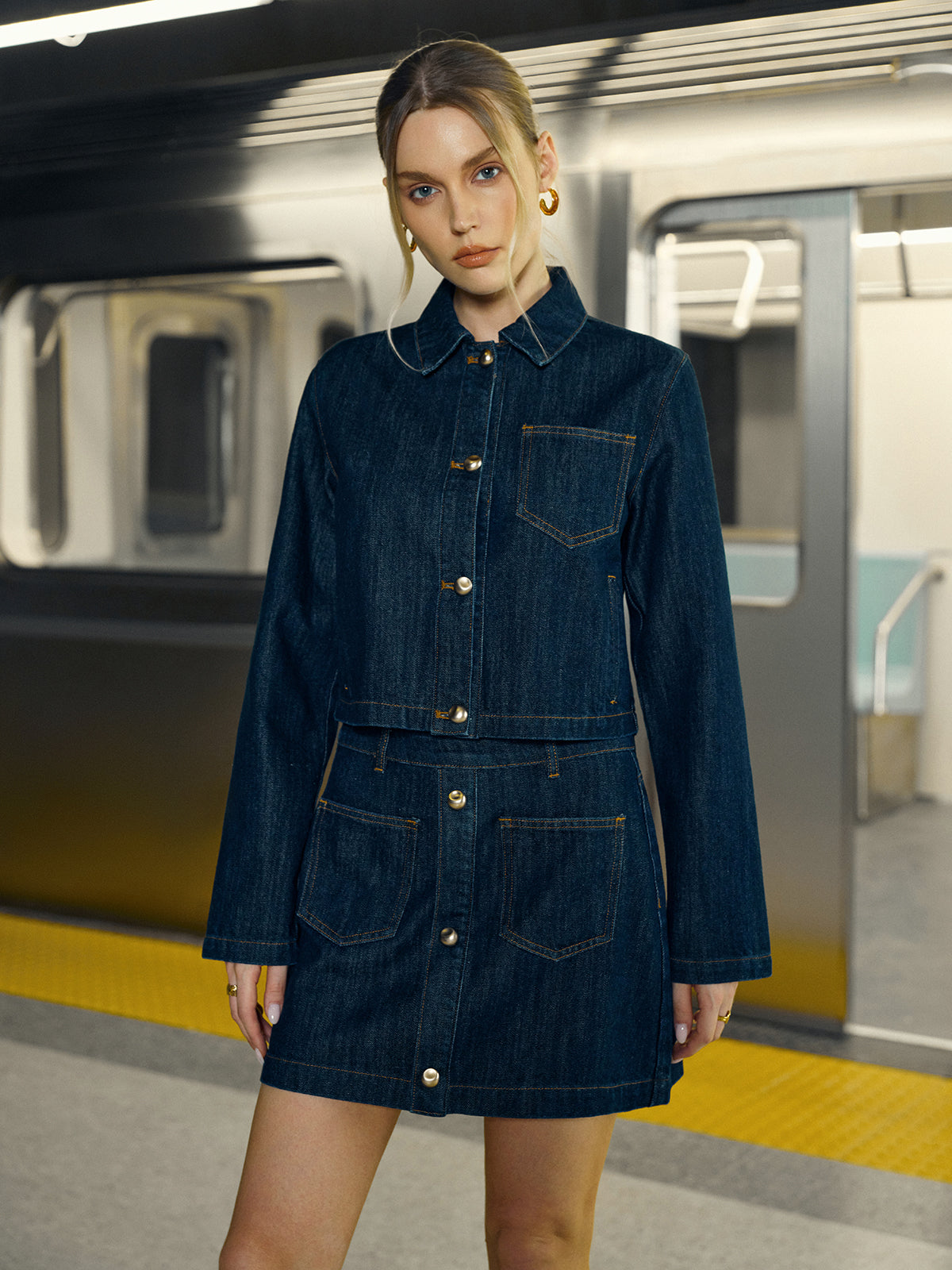 Kurze Jeansjacke mit Knopfleiste