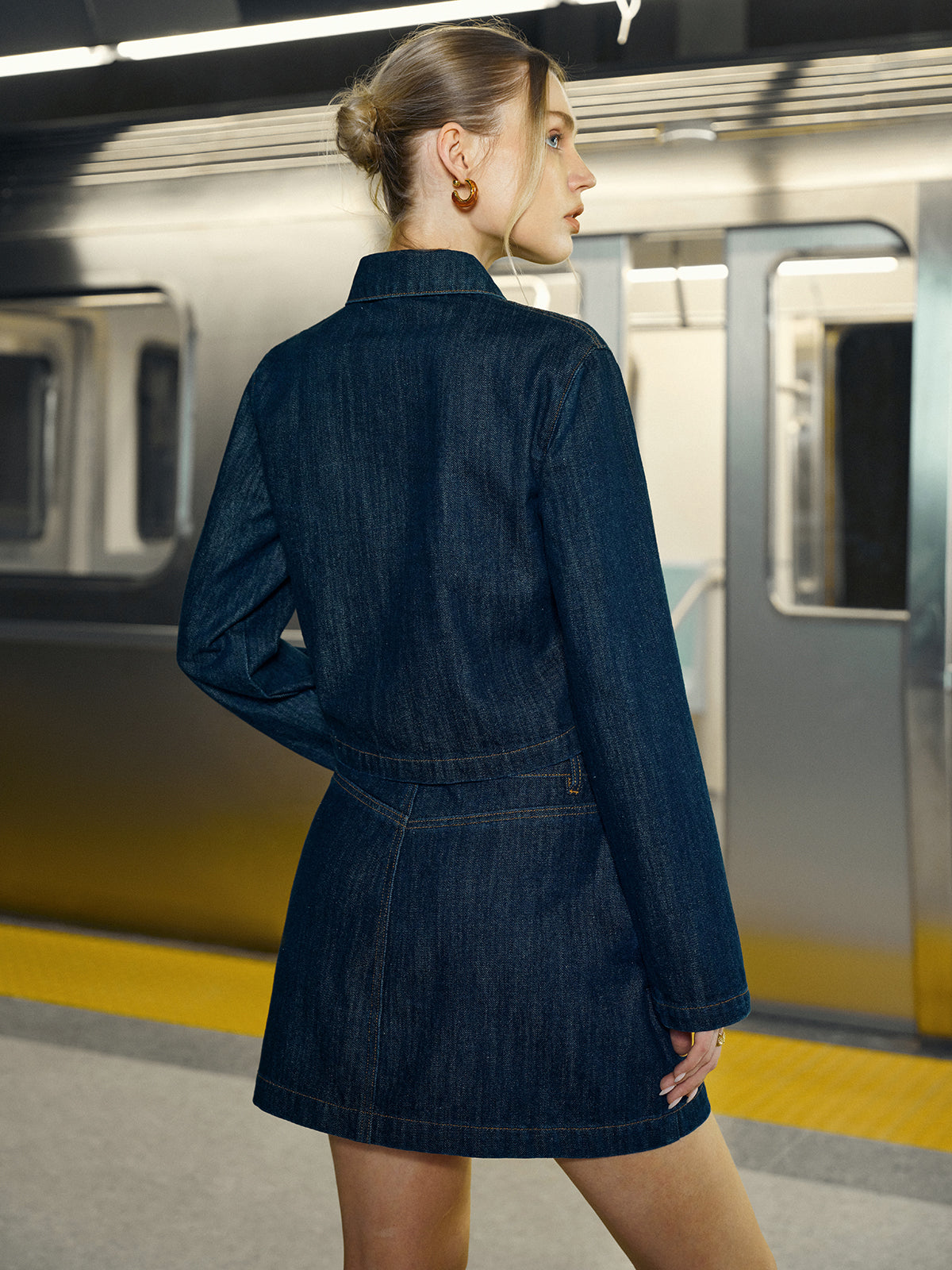 Kurze Jeansjacke mit Knopfleiste