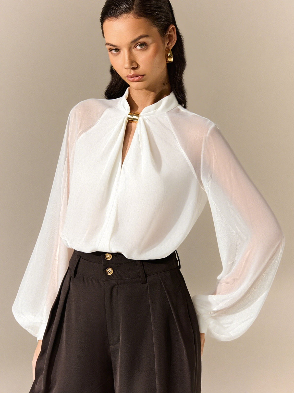 Halbtransparente Chiffonbluse mit Metall-Detail am Ausschnitt
