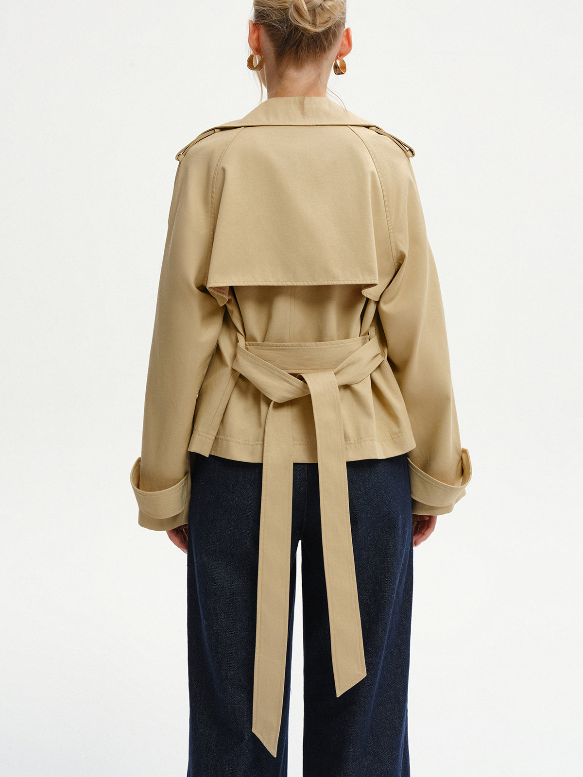 Zweireihiger Trenchcoat mit Gürtel