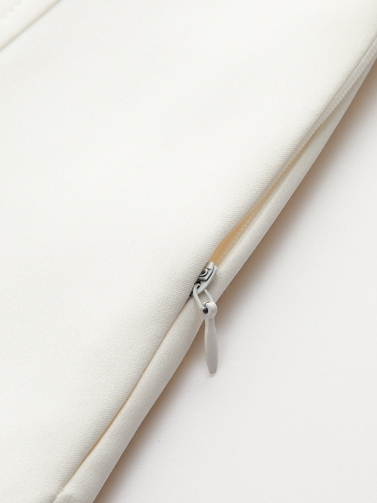 Robe évasée à encolure asymétrique