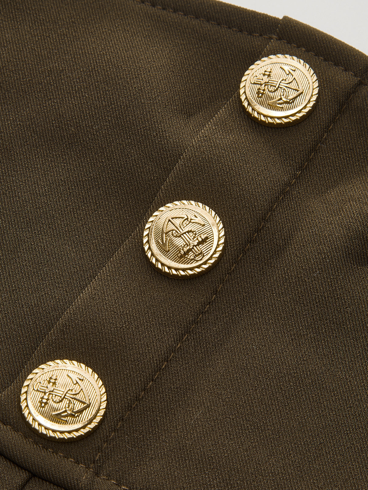 Hochtaillierter Faltenminirock mit Zierknopf