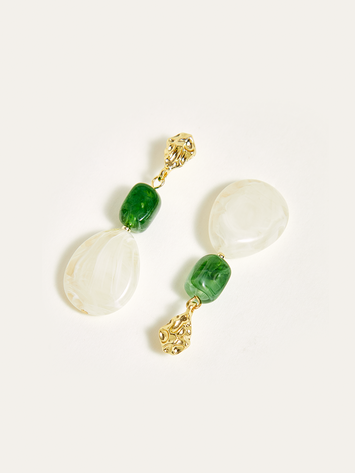 Boucles d'oreilles pendantes en résine irrégulière