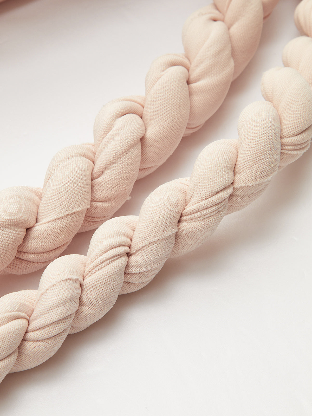 Geflochtenes, mit Seil besetztes, gerafftes, trägerloses Kleid