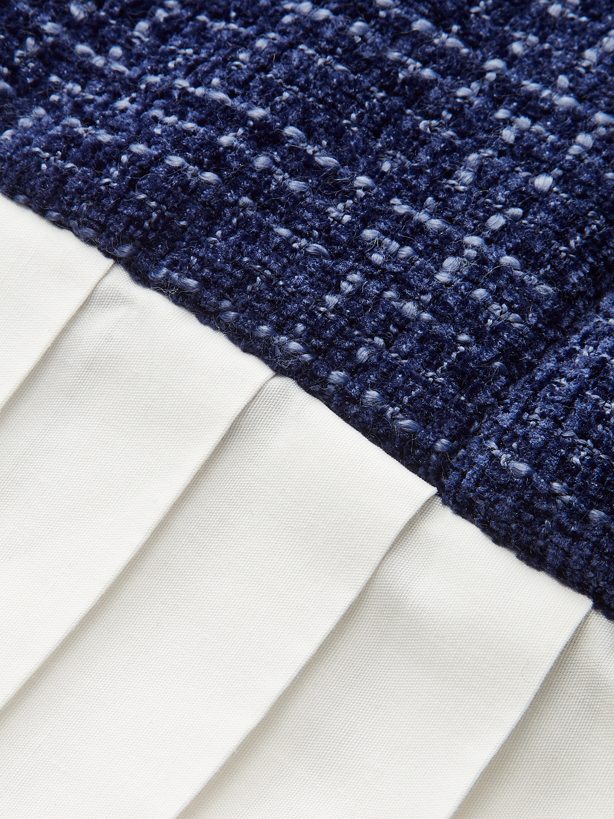 Robe courte en tweed à ourlet plissé et col nœud