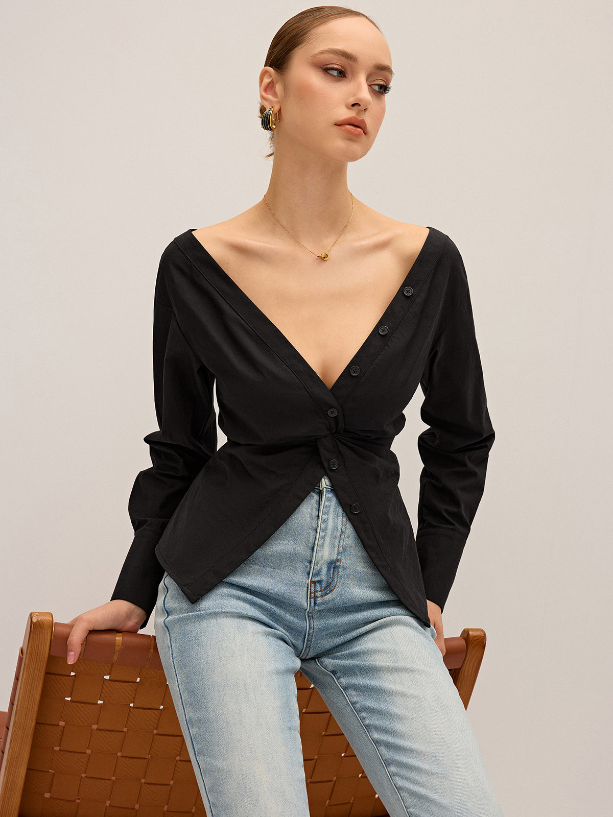Twisted-Front-Shirt mit tiefem V-Ausschnitt
