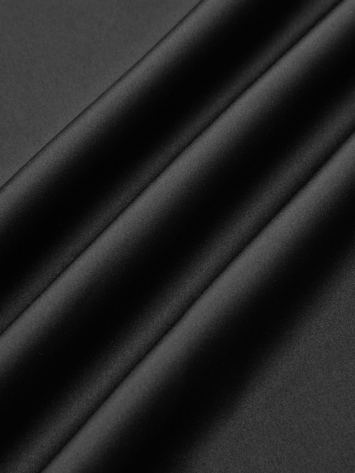 Midi-Rock aus Satin mit Metallschnalle und Schlitz