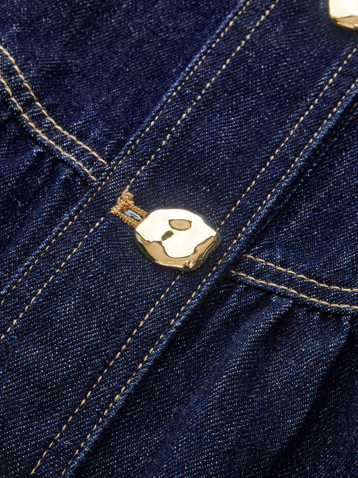 Mini-robe évasée en jean avec ceinture et boutons métalliques