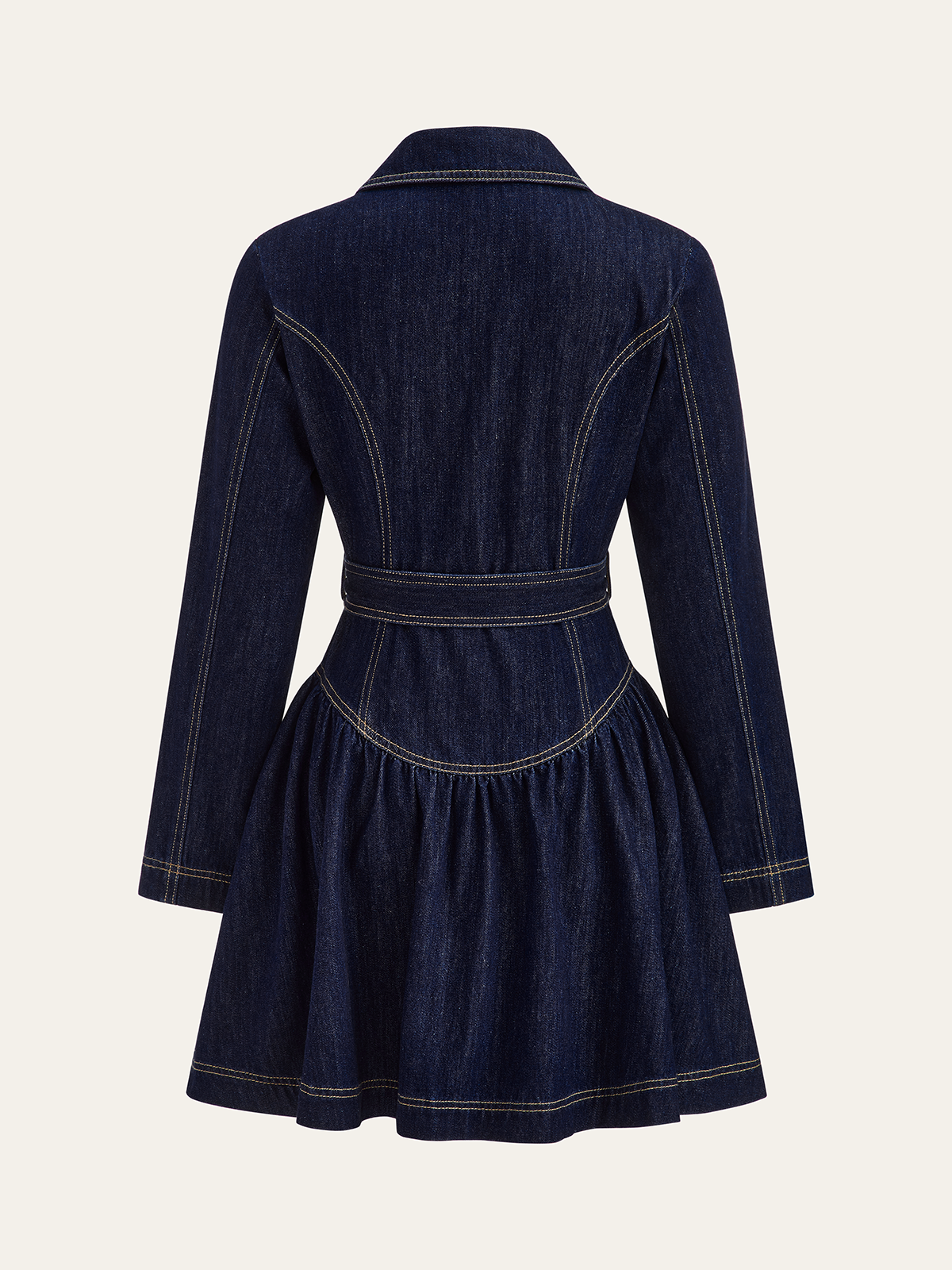 Mini-robe évasée en jean avec ceinture et boutons métalliques