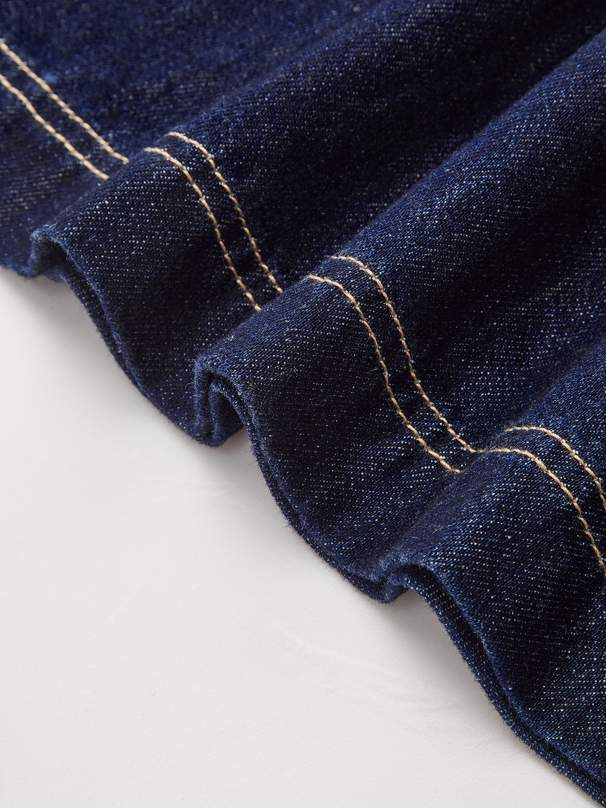 Mini-robe évasée en jean avec ceinture et boutons métalliques