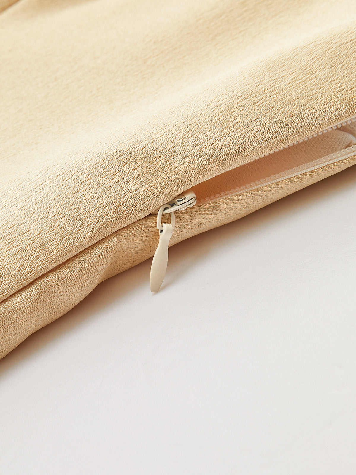 Mini-robe à fines bretelles ornée de métal