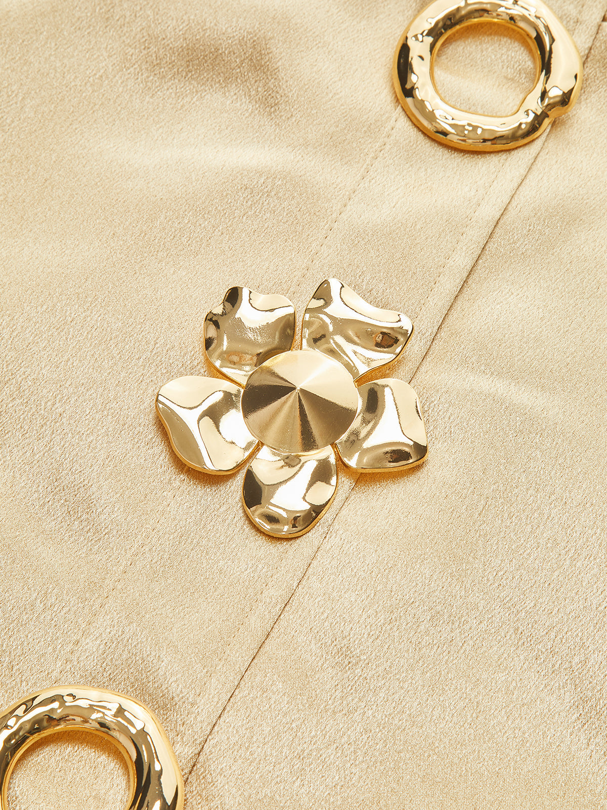 Robe courte à bretelles ornées de métal