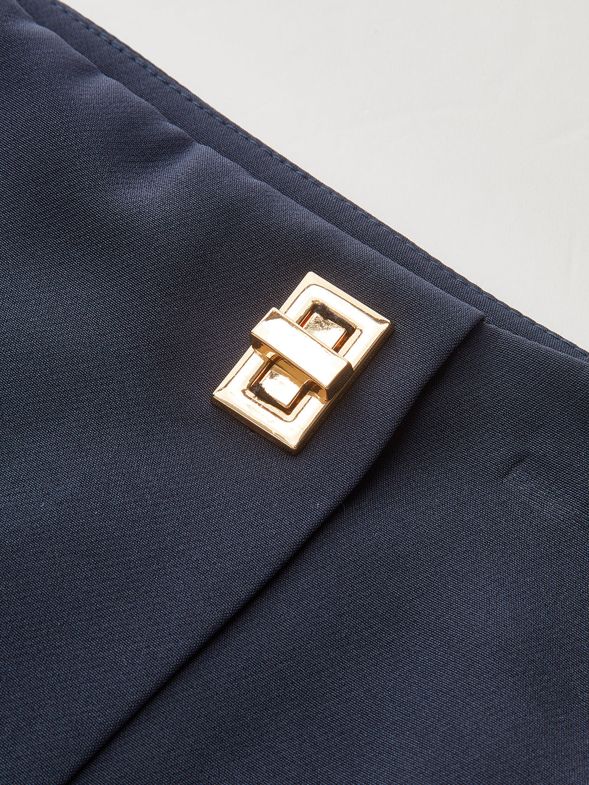 Metall-Detail Asymmetrischer Skort