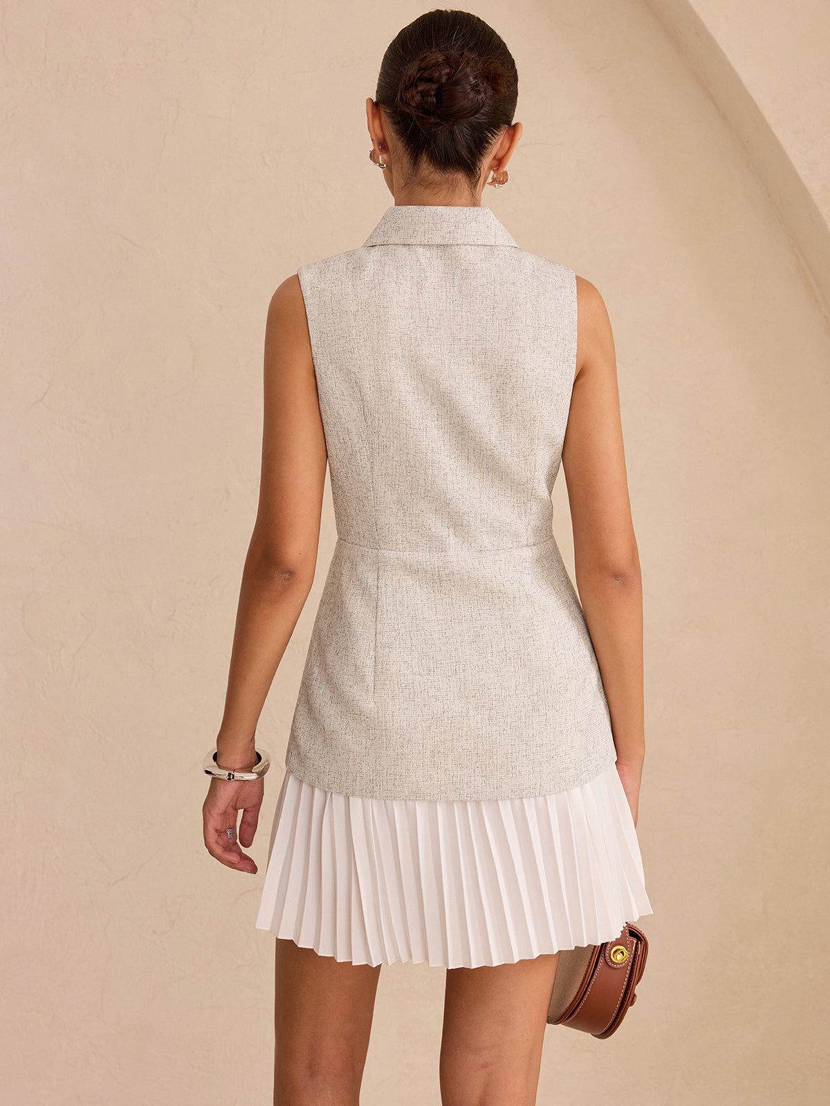 Robe mini sans manches à col et jupe plissée.