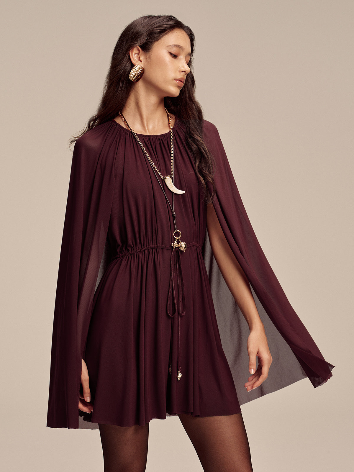 Mini-Kleid mit Mesh-Capesärmeln und Taillenschnürung