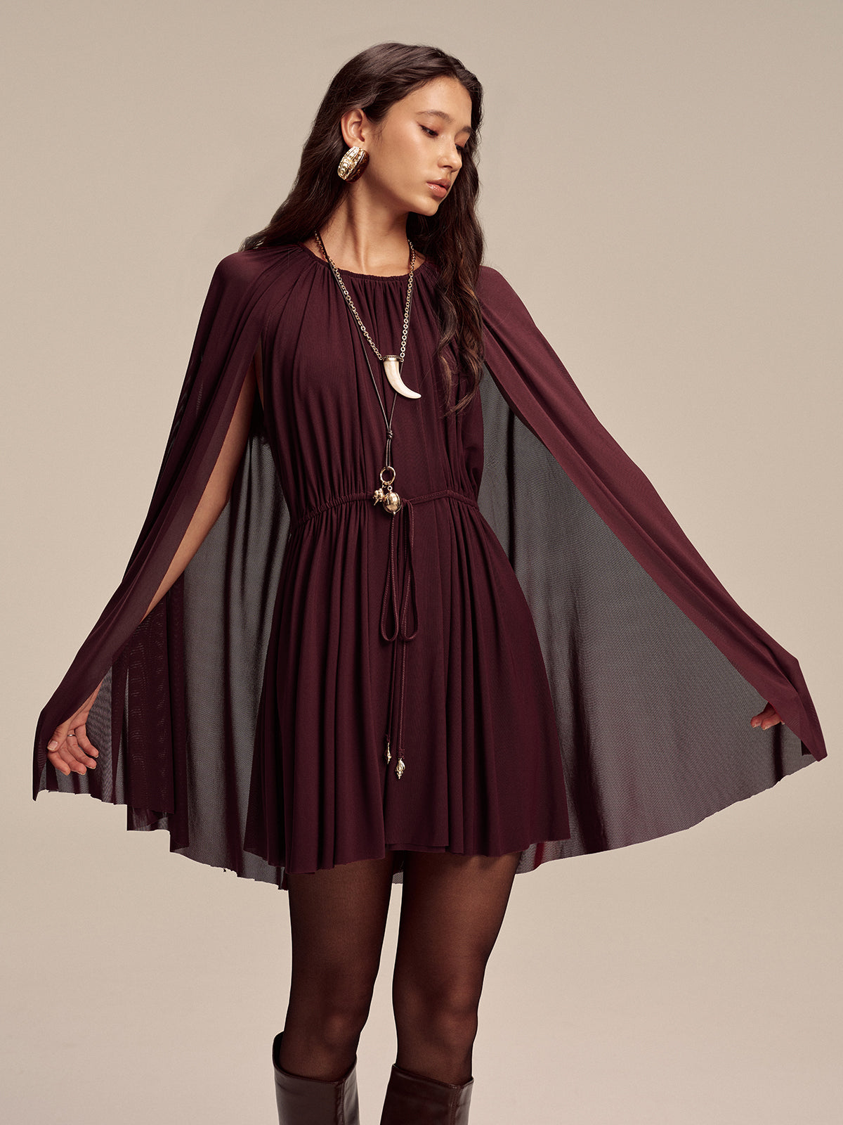 Mini-Kleid mit Mesh-Capesärmeln und Taillenschnürung