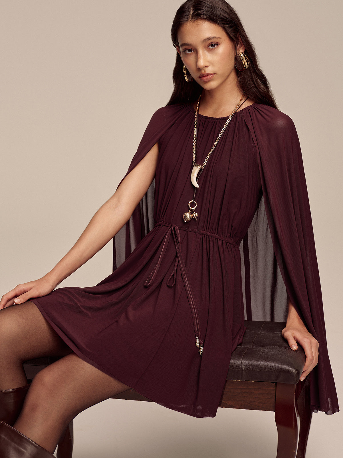 Mini-Kleid mit Mesh-Capesärmeln und Taillenschnürung