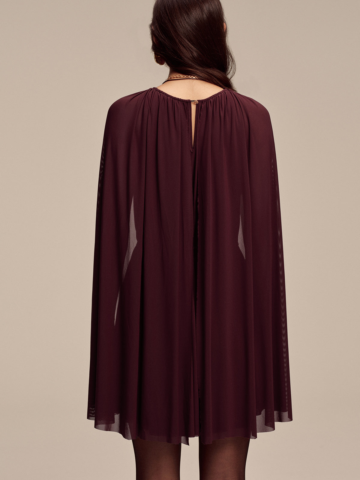 Robe courte à manches cape en résille et taille nouée