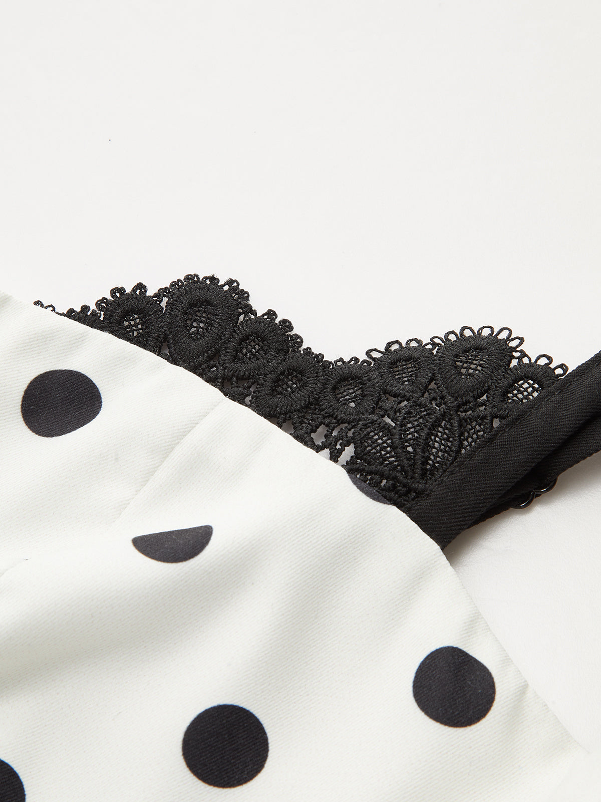 Robe caraco à pois et dentelle