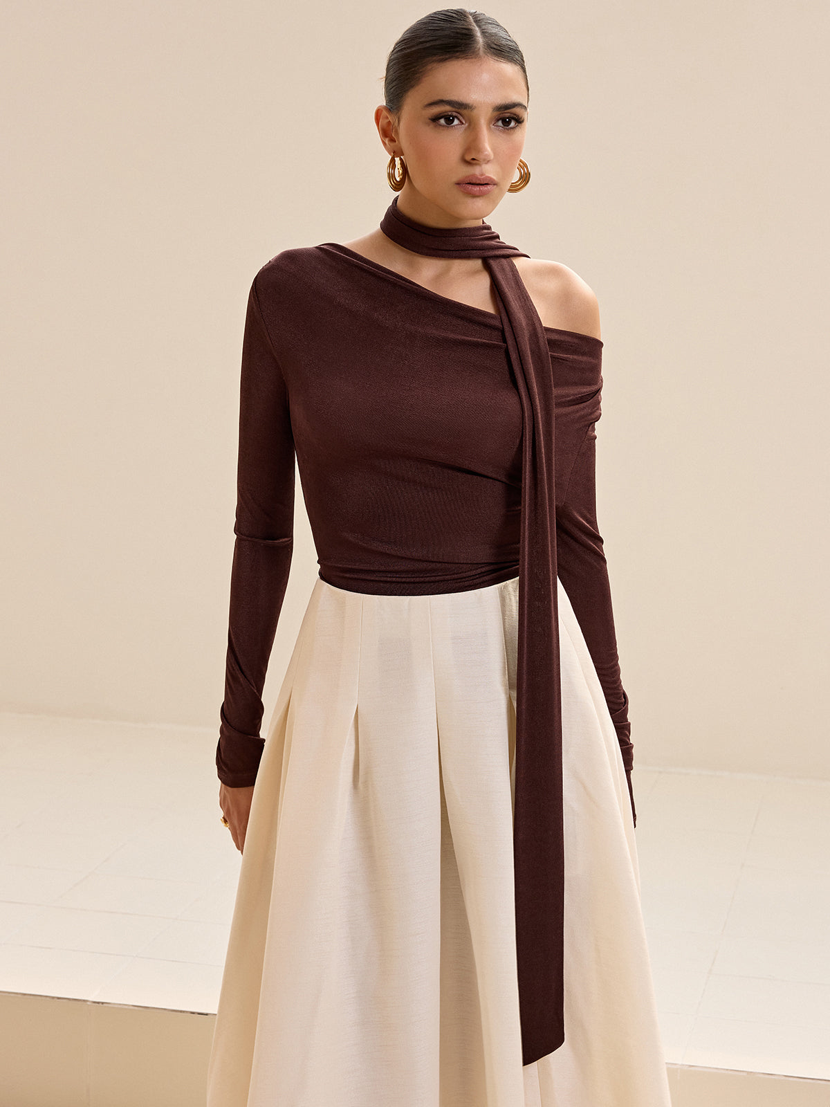 Langarmshirt mit asymmetrischem Krawattendetail am Halsausschnitt
