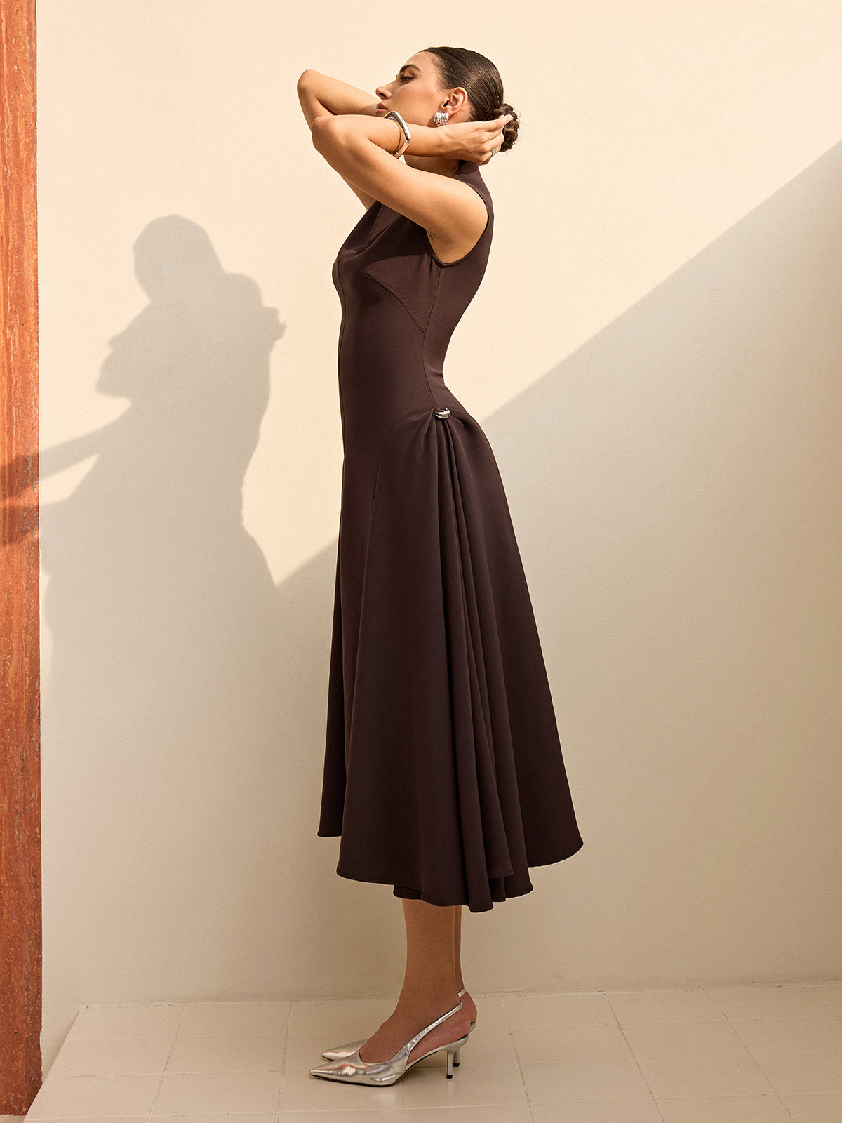 Robe longue asymétrique à manches courtes et col montant