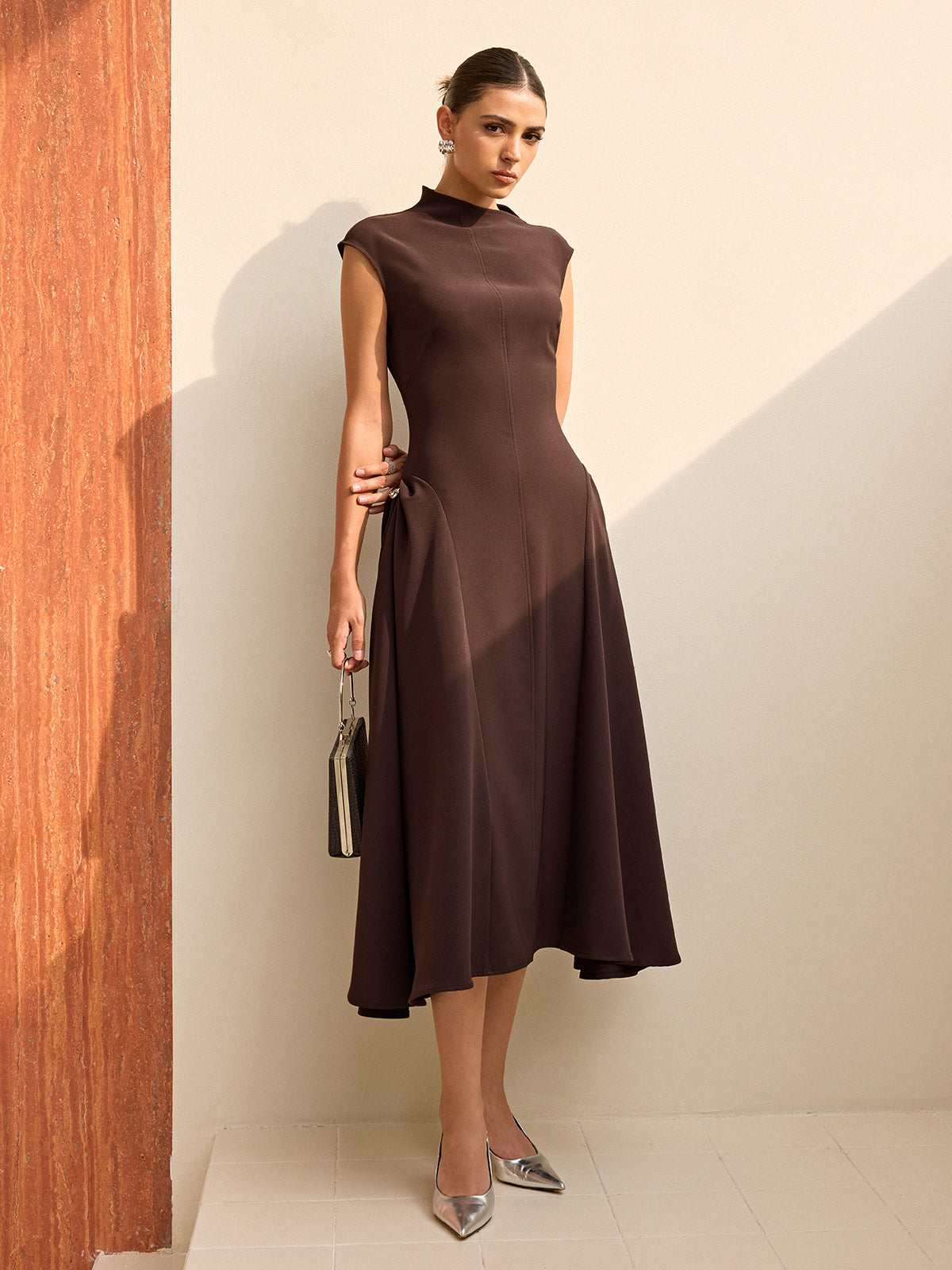 Robe longue asymétrique à manches courtes et col montant