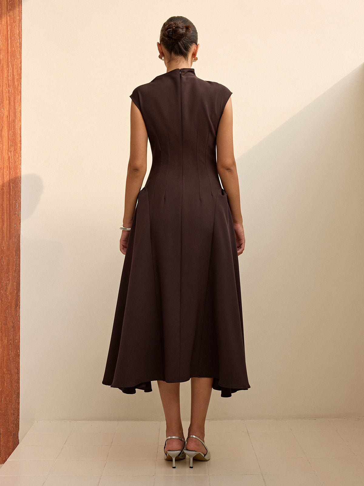 Robe longue asymétrique à manches courtes et col montant