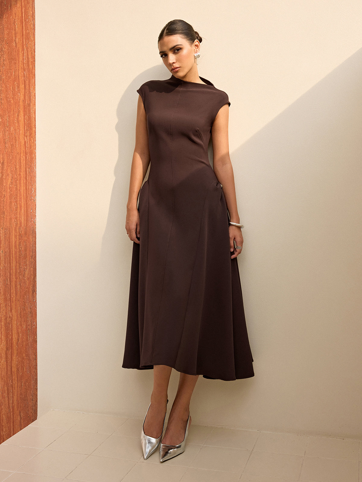 Robe longue asymétrique à manches courtes et col montant
