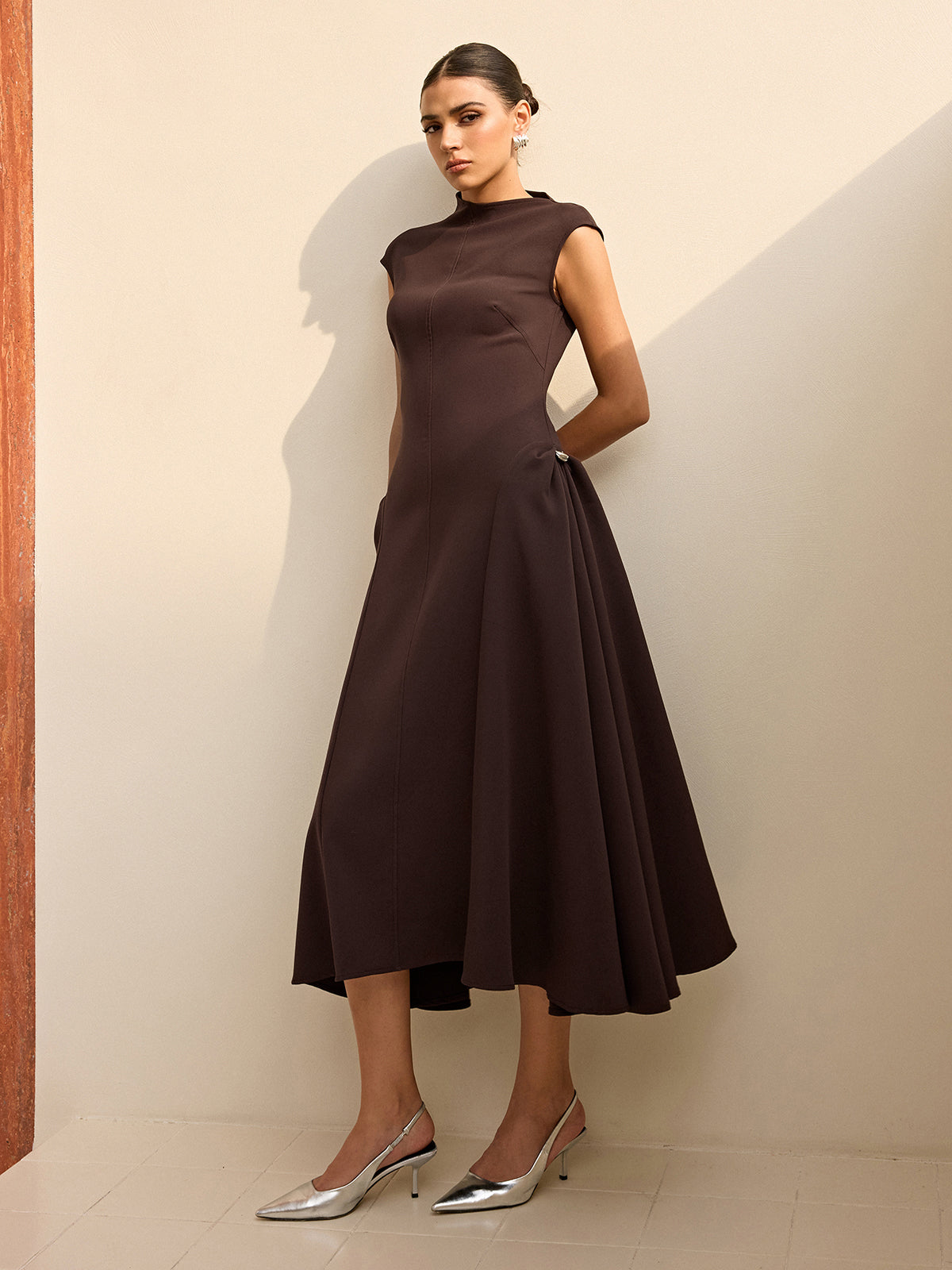 Robe longue asymétrique à manches courtes et col montant