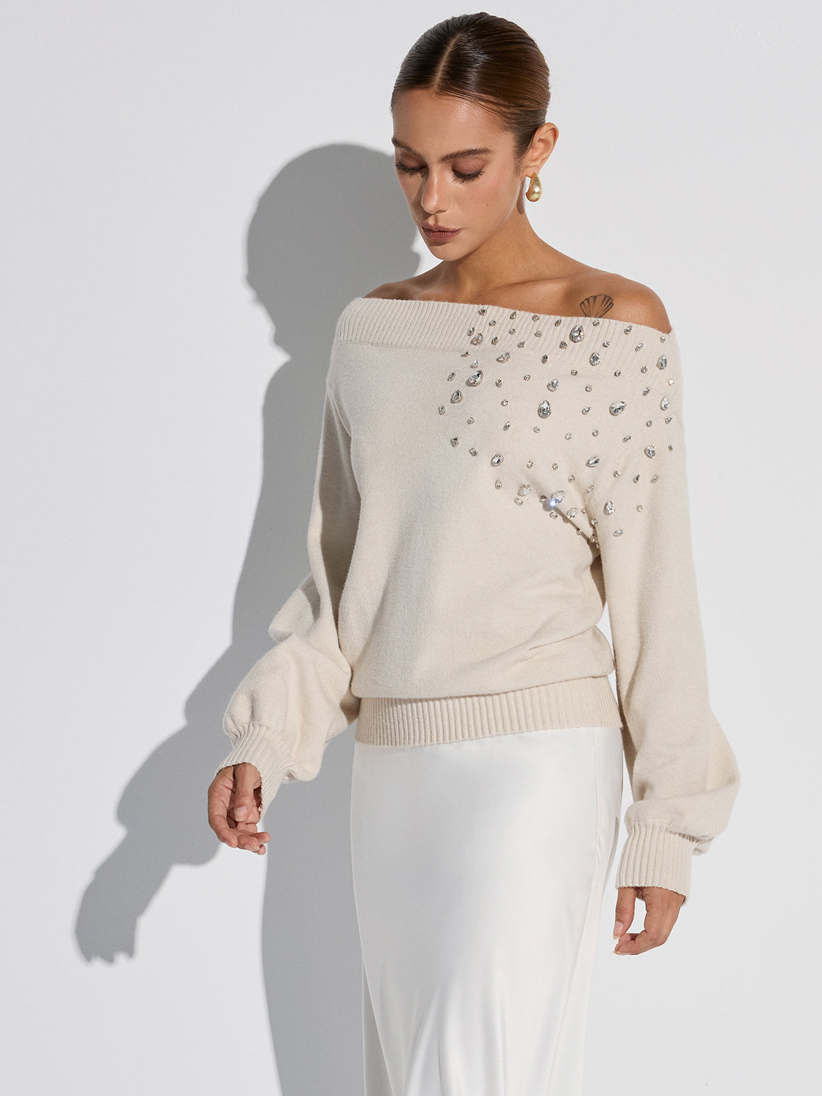 Strickpullover mit Strasssteinen und Carmen-Ausschnitt