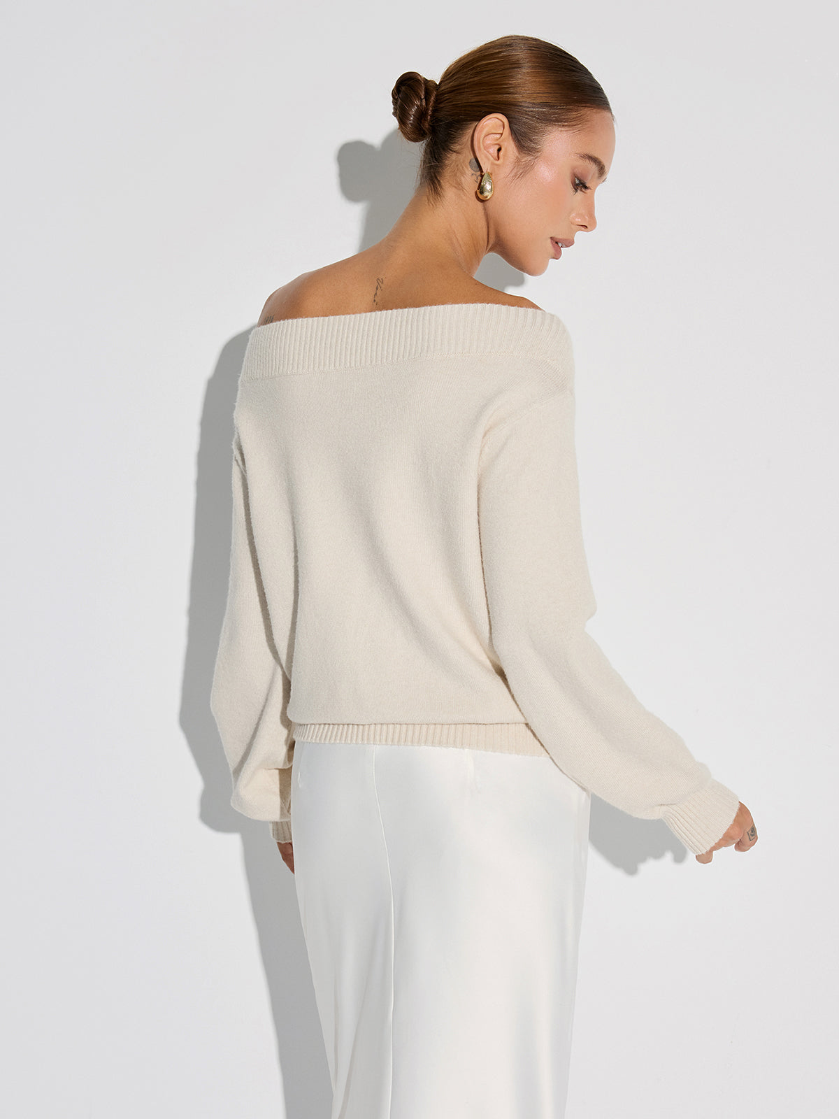 Strickpullover mit Strasssteinen und Carmen-Ausschnitt