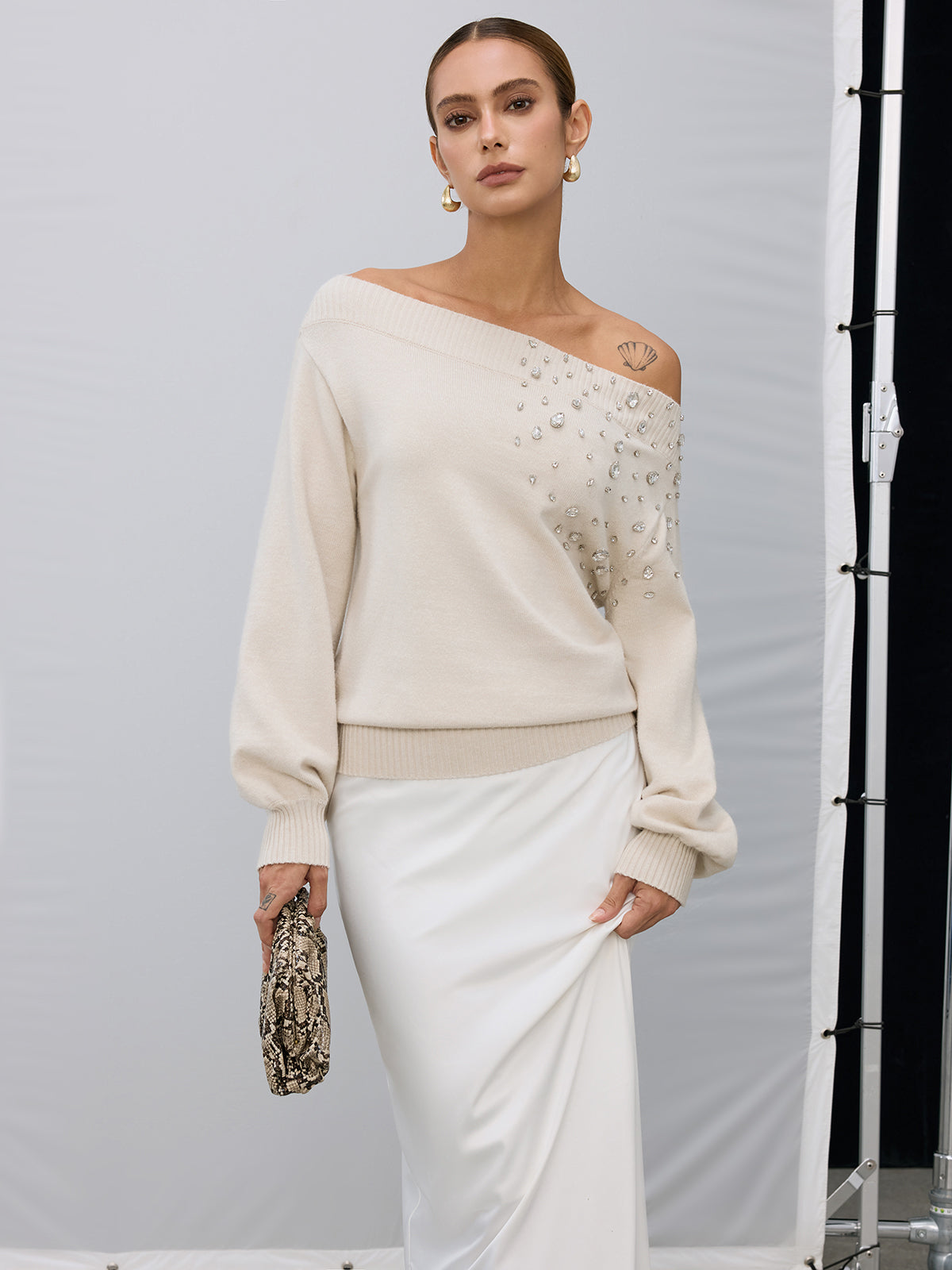 Strickpullover mit Strasssteinen und Carmen-Ausschnitt