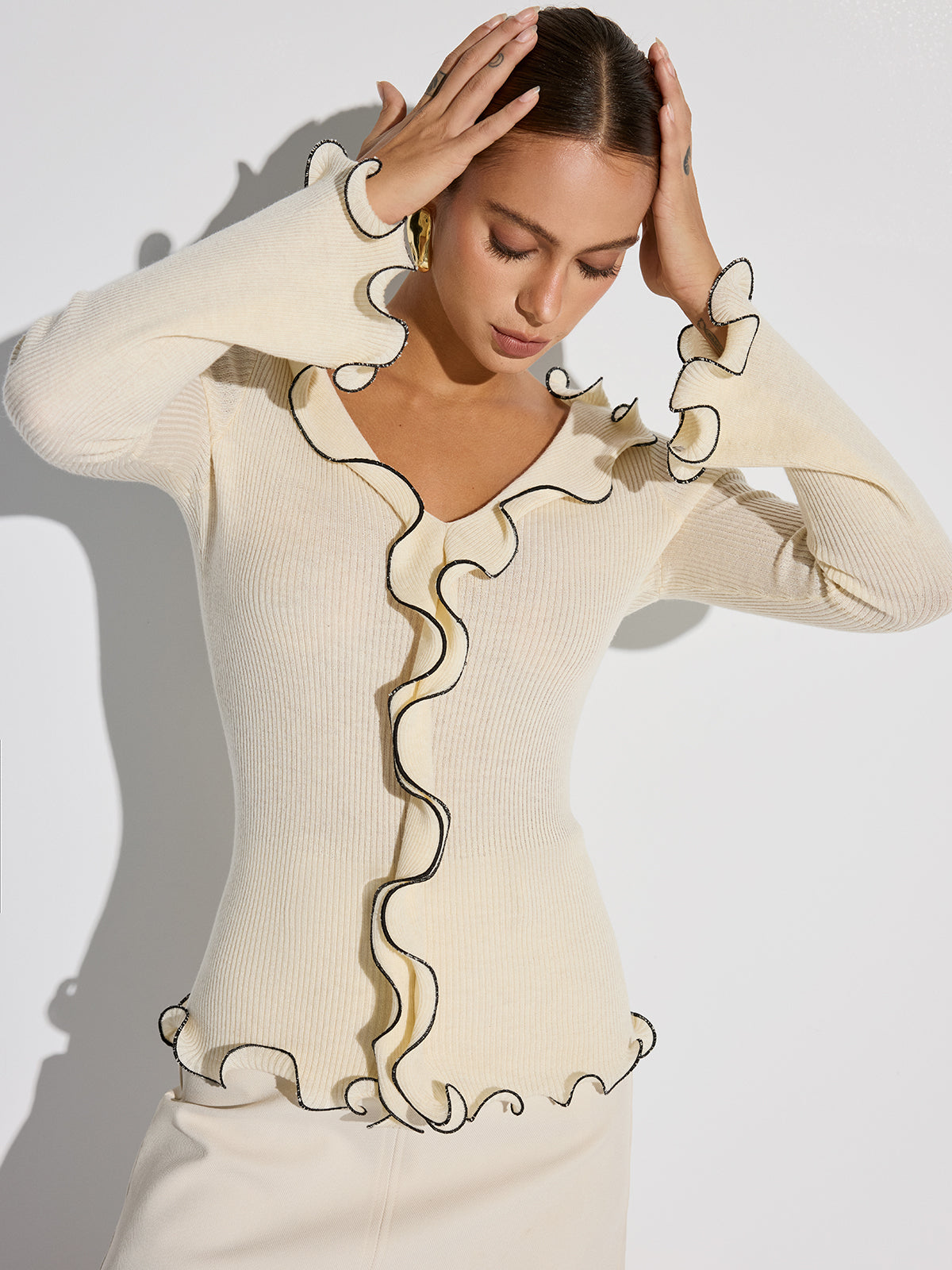 Pull à volants et bordure contrastante