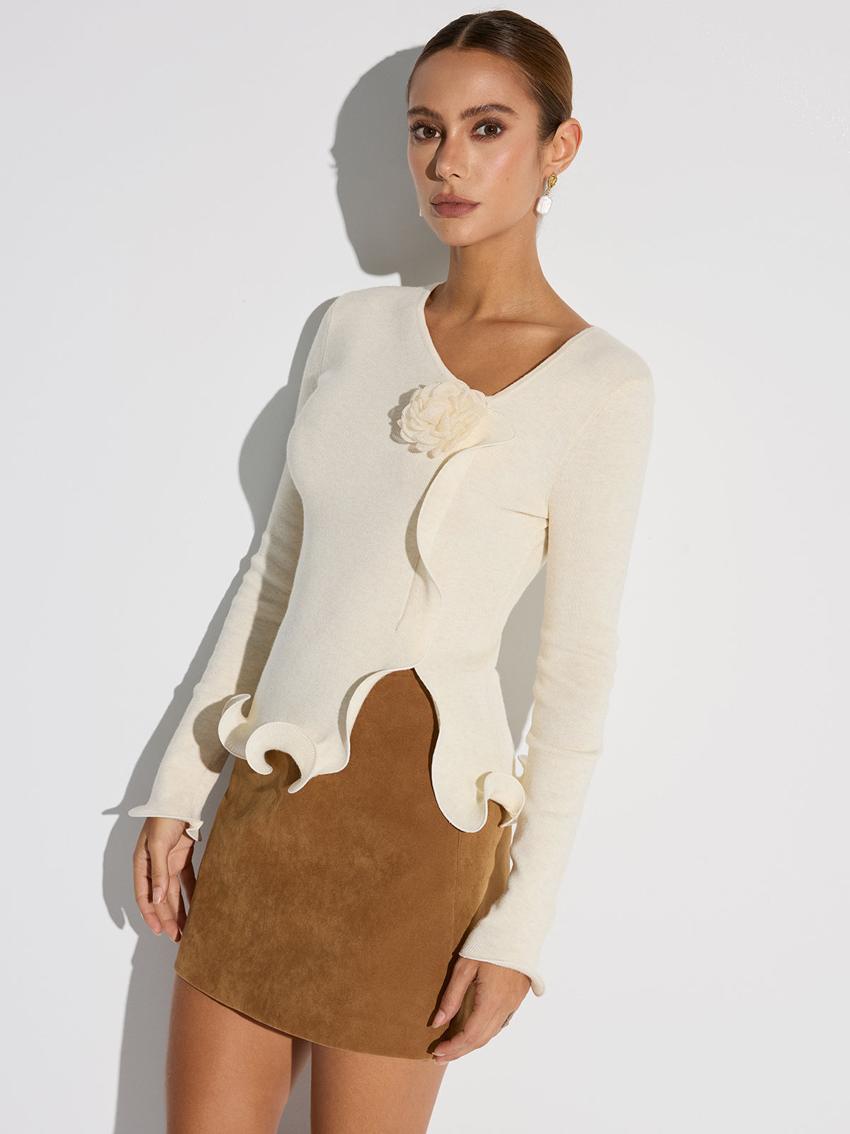 Haut en maille à ourlet volanté et motif floral 3D