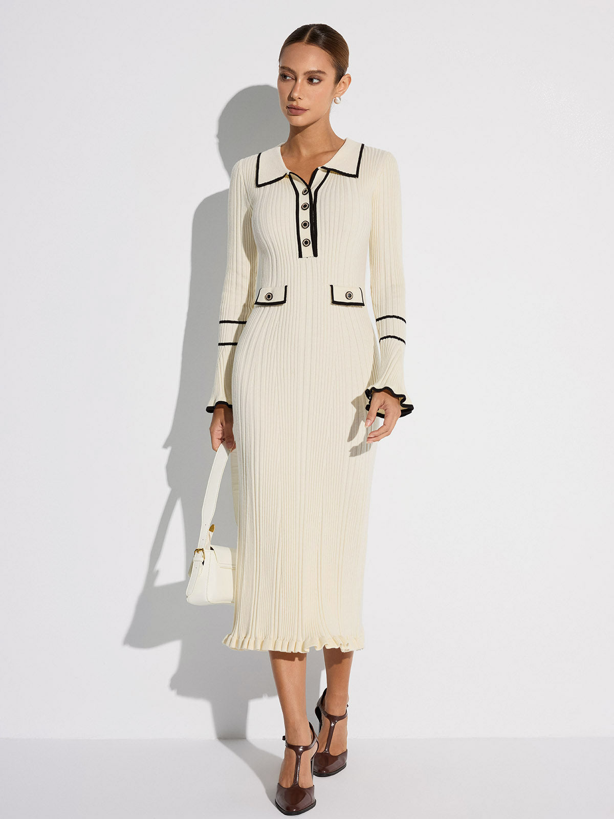 Rippstrickkleid mit Knöpfen und Kontrastbesatz