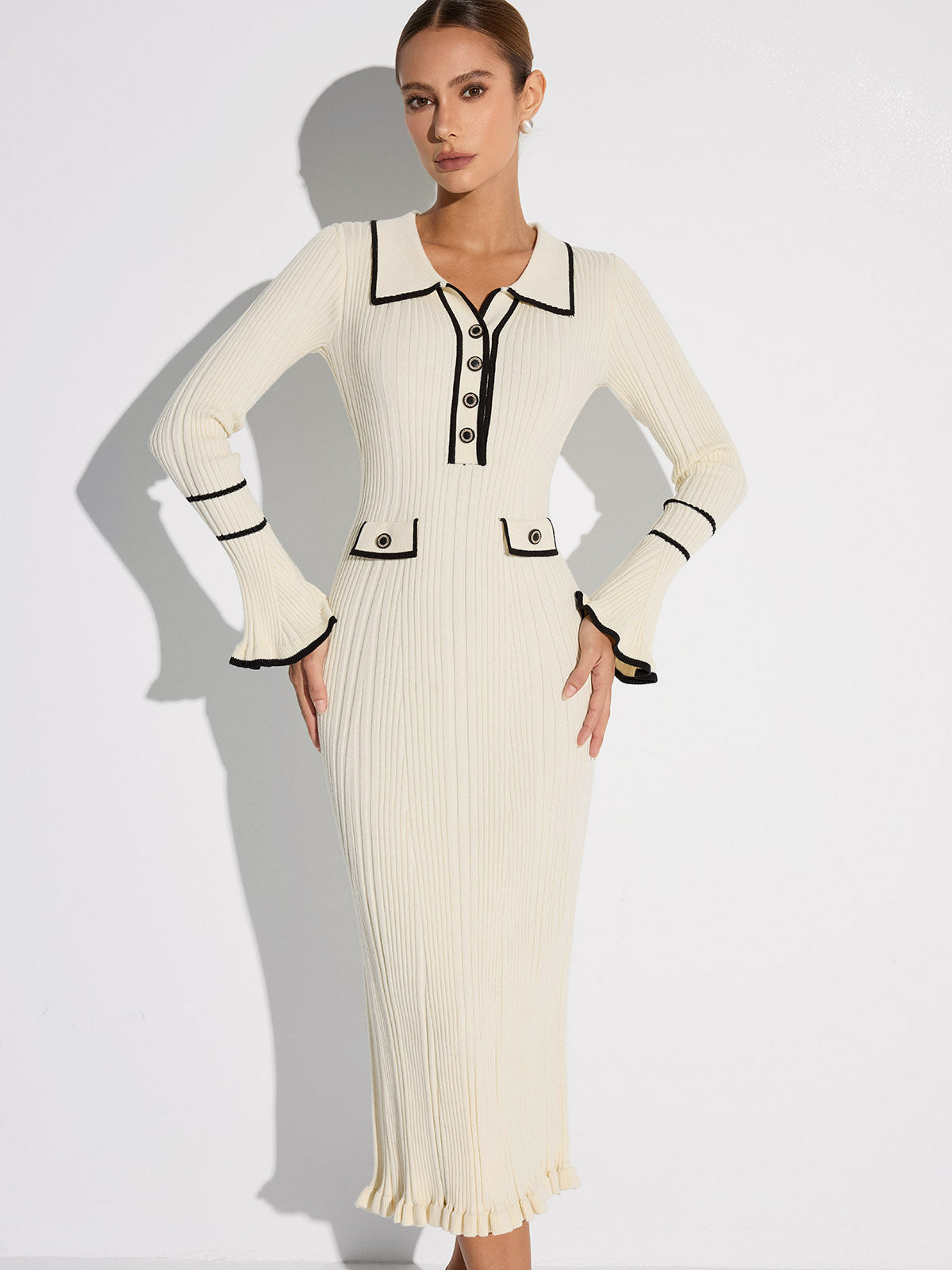 Rippstrickkleid mit Knöpfen und Kontrastbesatz