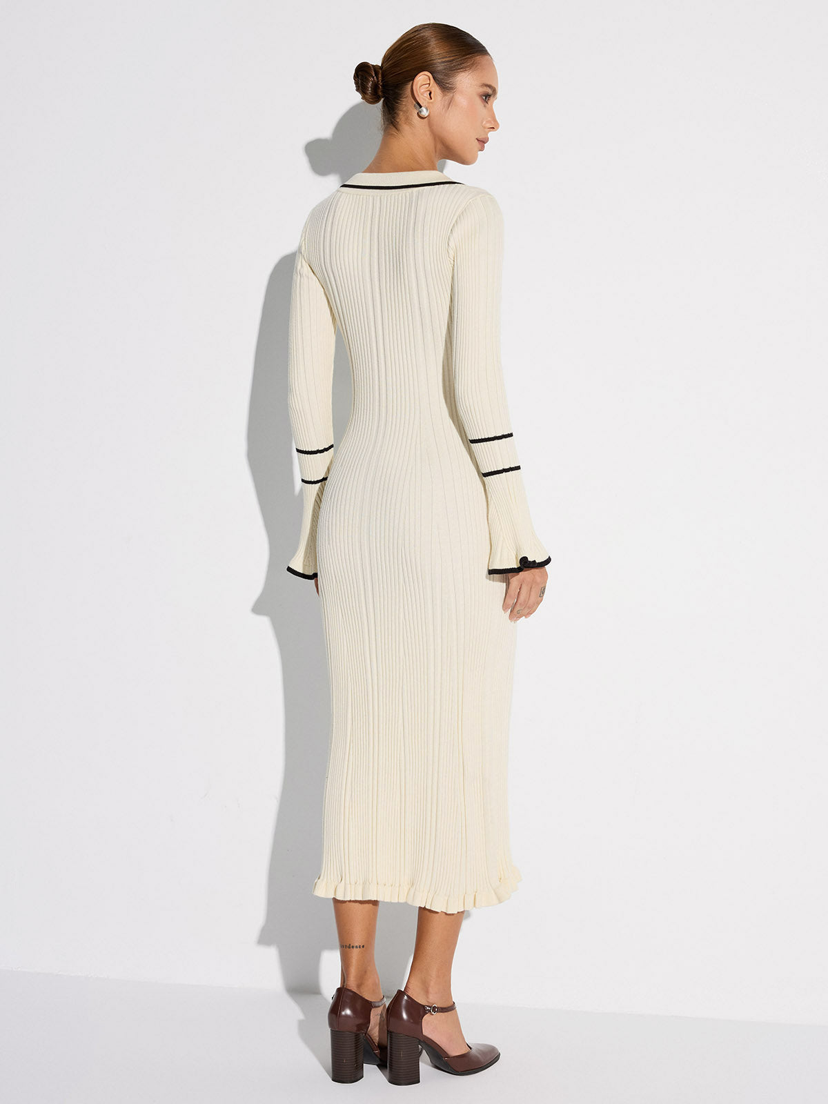 Rippstrickkleid mit Knöpfen und Kontrastbesatz