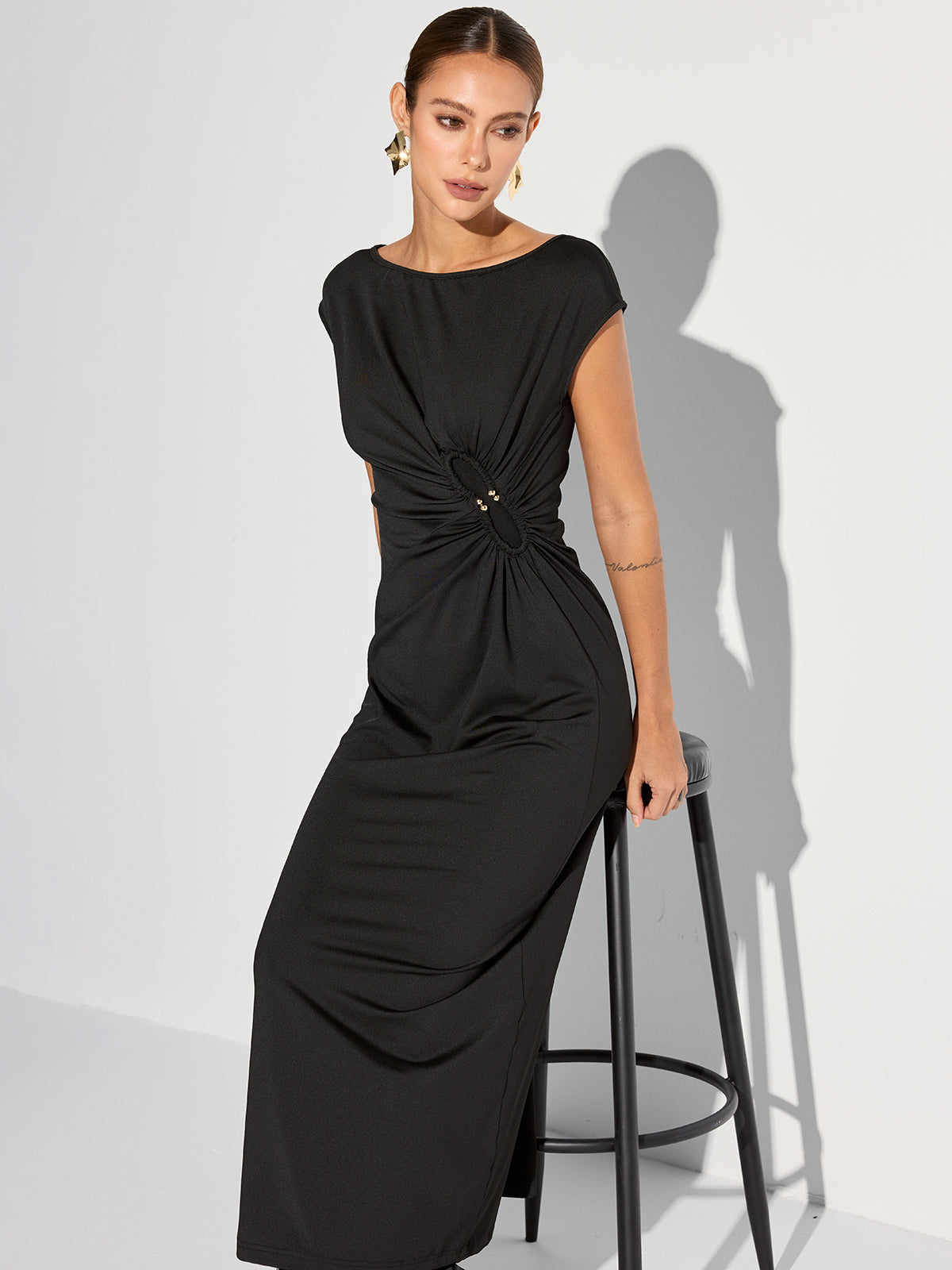 Robe longue dos nu froncée à manches courtes