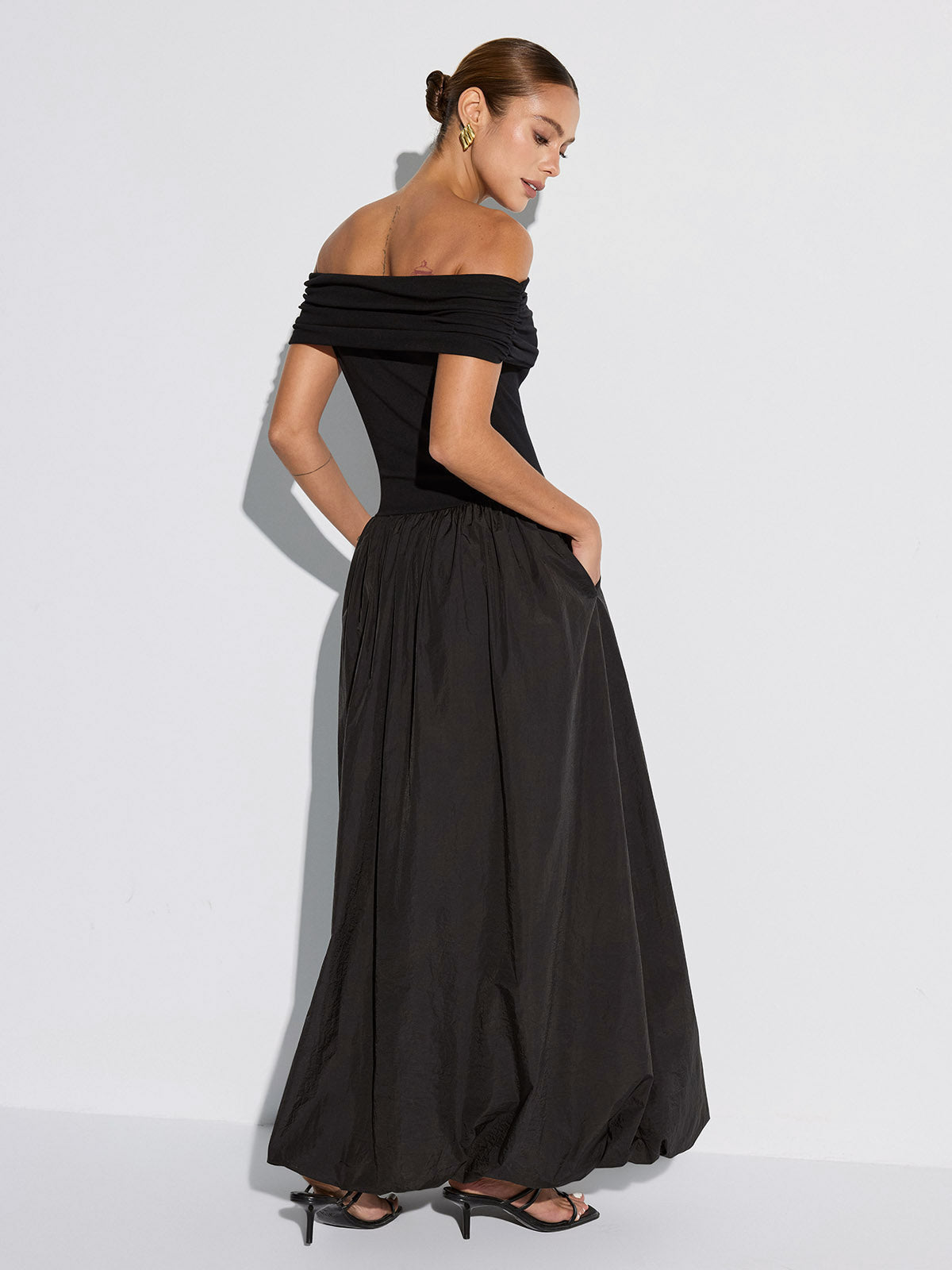 Robe longue à épaules dénudées avec poches