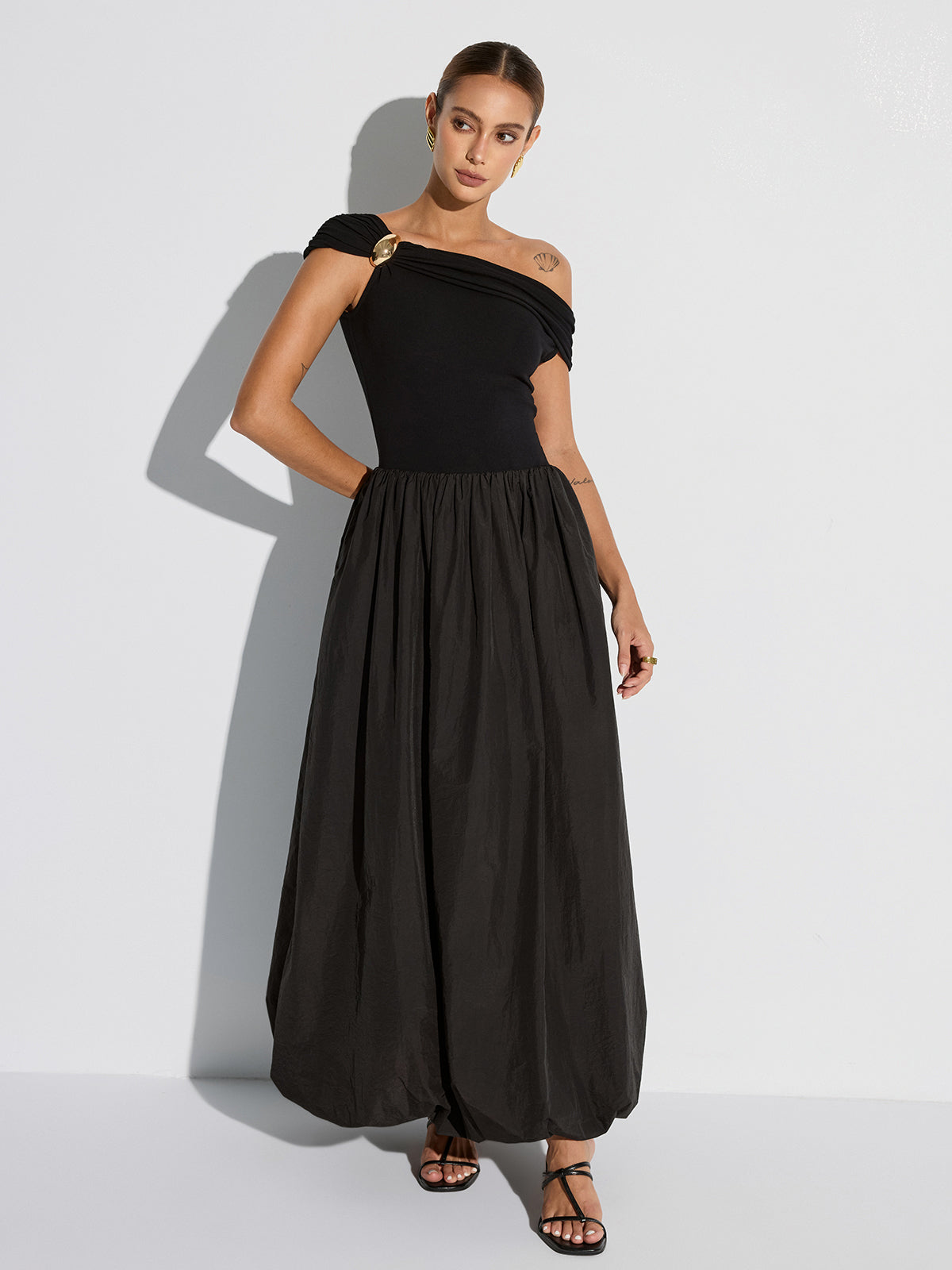 Robe longue à épaules dénudées avec poches