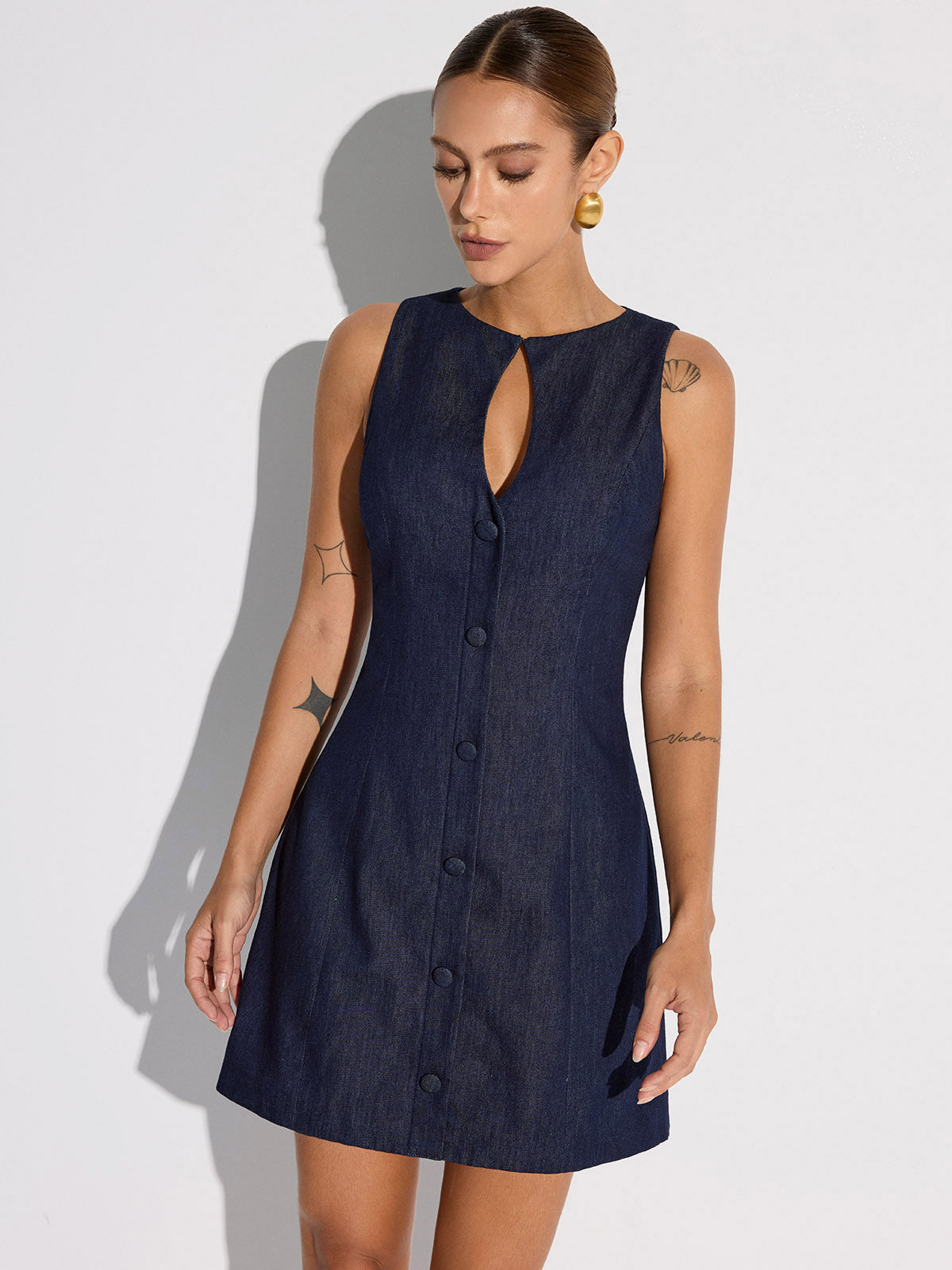 Jeans-Mini-Kleid mit Schlüssellochausschnitt und Knöpfen