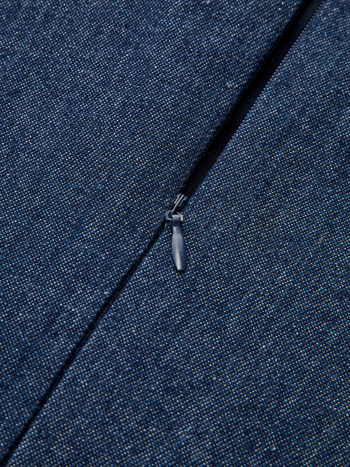 Ärmelloses Jeanskleid mit Falten und Metalldetails